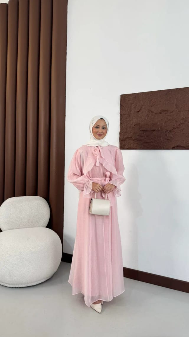 Yaka Bağlamalı Fırfırlı Elbise pembe