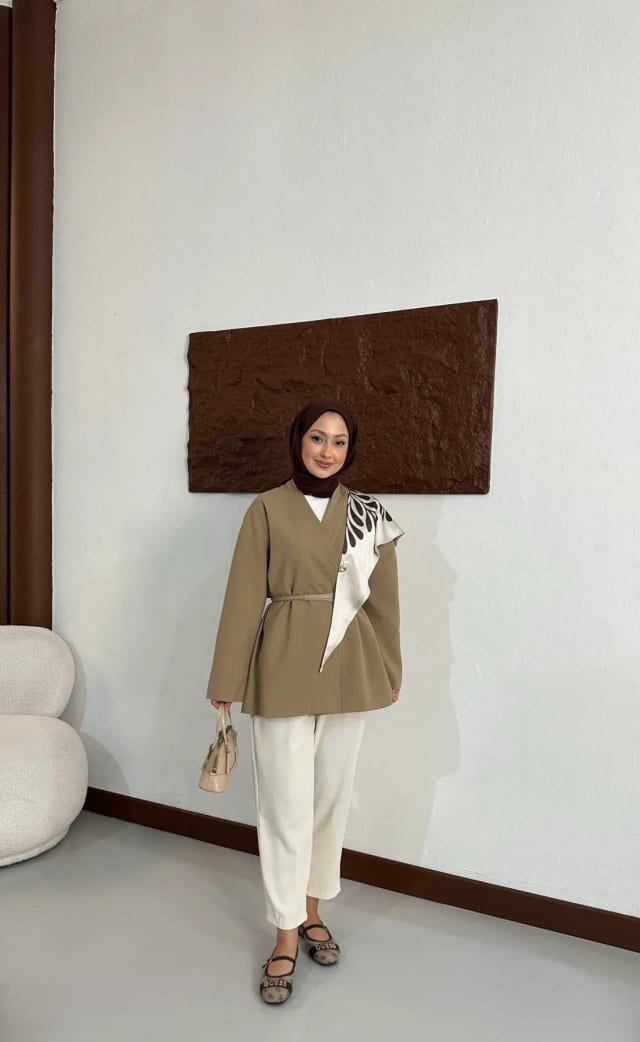 Fular Detaylı Kemerli Ceket Krem